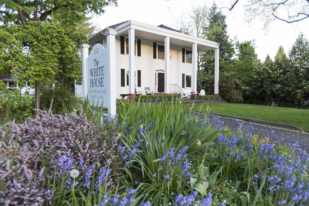 The White House Bed And Breakfast Medford Exterior foto